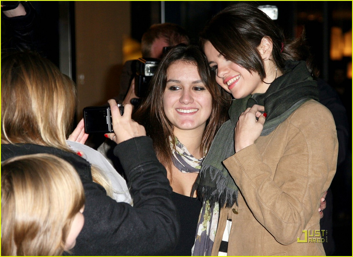 Selena with fans